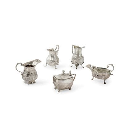 CONJUNTO DE CUATRO JARRAS DE LECHE Y UN AZUCARERO 