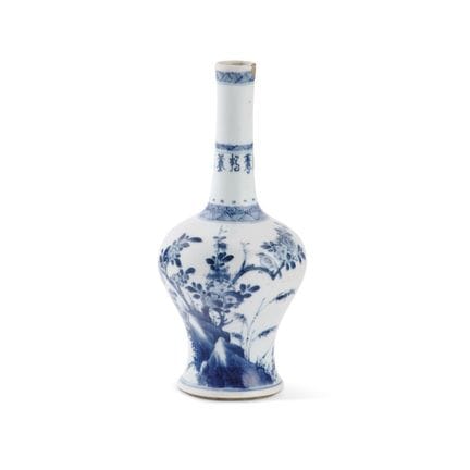 JARRÓN EN FORMA DE BOTELLA DE CHINA, DINASTÍA QING