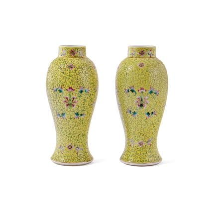 PAR DE JARRONES CHINOS, SIGLO XX - Porcelana, fond