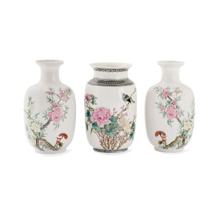 CONJUNTO DE TRES JARRAS DE CHINA, SIGLO XX - Porce