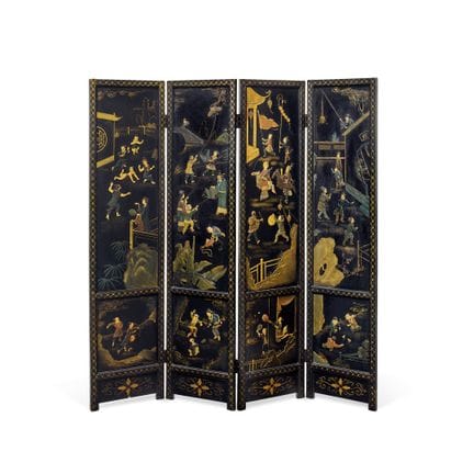 中国折叠屏风，20世纪 - 漆木与彩绘，四扇门板，金属接合，正面饰有浮雕效果显著的景观图案，其中包含