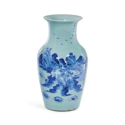 JARRÓN CHINO, SIGLO XX - Porcelana, fondo de celad