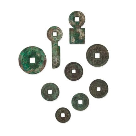 GRUPO DE NUEVE AMULETOS - China, siglo XX. Bronce.