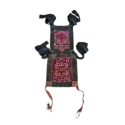 BOLSA PARA NIÑO DE CHINA, MIAO, SIGLO XX - Tejido 
