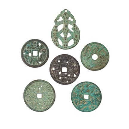 GRUPO DE SEIS AMULETOS - China, siglo XX. Bronce. 