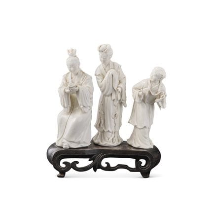 GRUPO DE TRES FIGURAS FEMENINAS, CHINA, SIGLO XX -