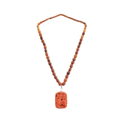 COLLAR - China, siglo XX. Ámbar, colgante lacado e