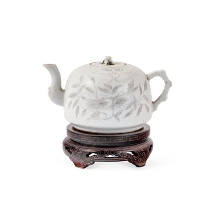 Tetera - China, siglo XX. Porcelana con decoración