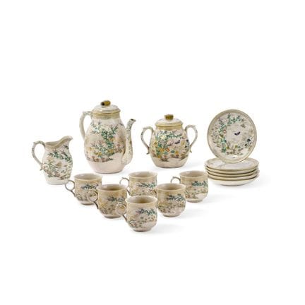日本茶具套装，20世纪初 - 萨摩风格陶瓷，饰有彩釉花卉图案，套装包括茶壶、糖罐、奶罐、六只茶杯及六