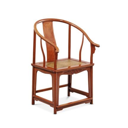 SILLÓN - China, siglo XX. Madera tallada y asiento