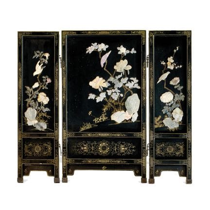 中国小型屏风，20世纪——黑色底漆木制，三扇门，中间一扇尺寸较大，边框饰有金色花卉和几何图案，面板上