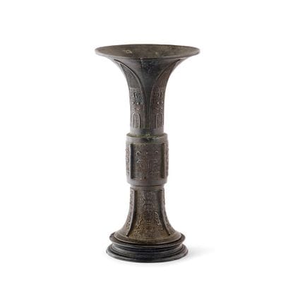 VASO CINA, DINASTIA QING - Bronzo, di forma gu, or