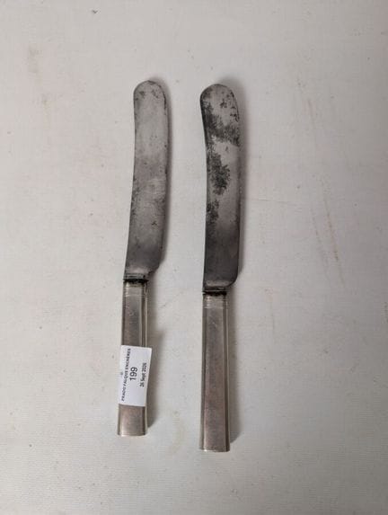 Deux couteaux de service, manches en argent fourré