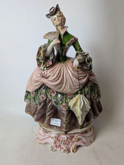 Importante figura in porcellana smaltata policroma