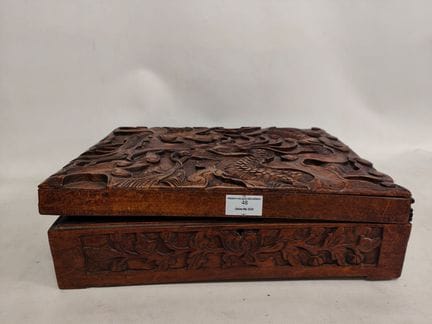 Cofanetto in legno naturale riccamente intagliato 