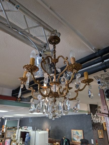 Lampadario in bronzo dorato con pendenti in crista