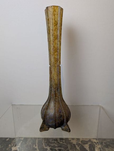 Vase soliflore en verre marmoréen à décor côtelé s