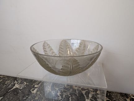 R. LALIQUE : Coupe "Félix" en verre moulé-pressé e