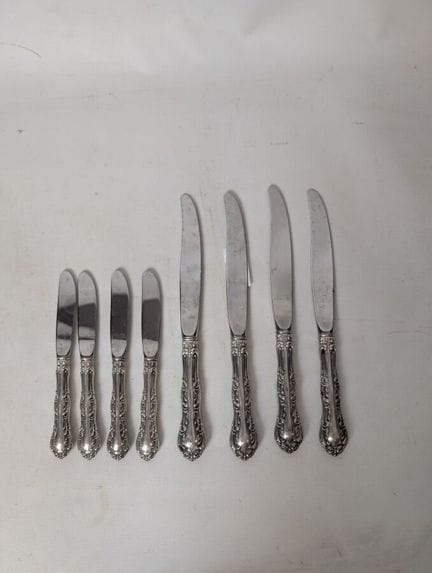 Ensemble de quatre grands couteaux et quatre coute