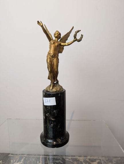 Épreuve en bronze doré représentant une victoire a