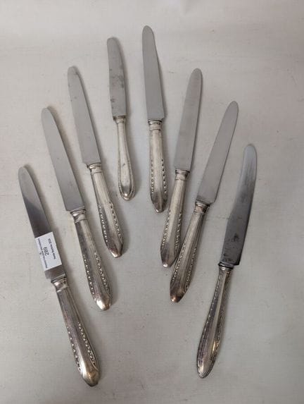 Six grands couteaux, lames en inox et manches en m