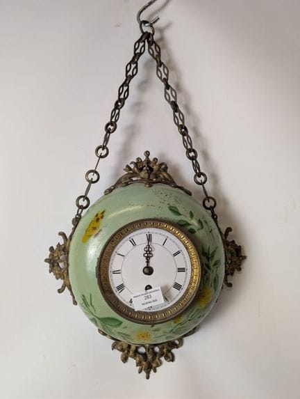 Affascinante orologio da tavolo con catena, detto 