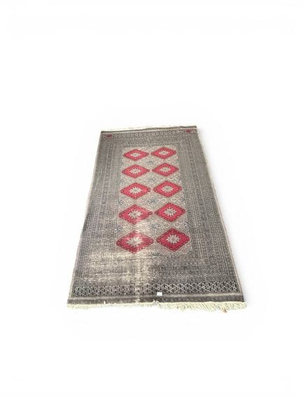 Tapis d'Orient, en laine nouée main, à décor de gu