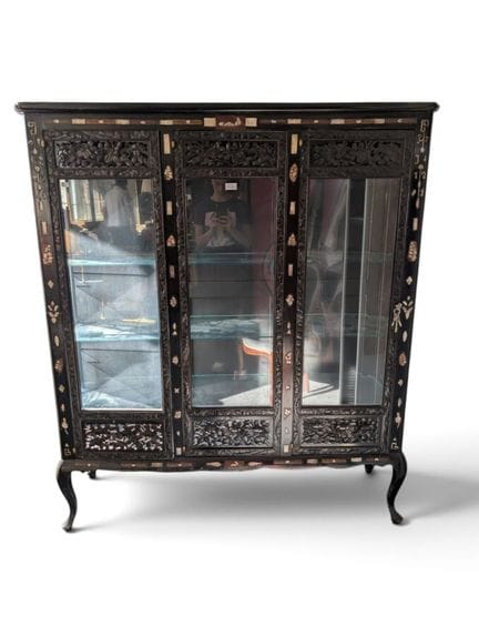 Vitrine en bois laqué, sculpté et incrustations de