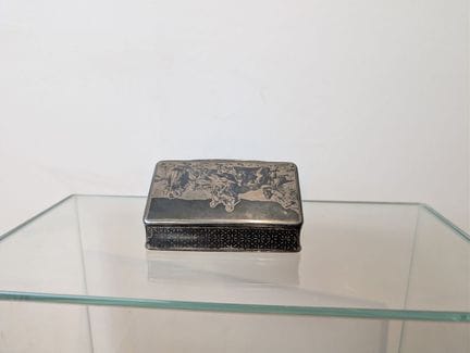 Petite boîte en argent poinçon Minerve à décor nie