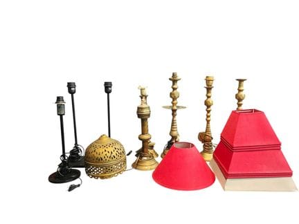 Riunione di 5 candelieri orientali in ottone e 3 c