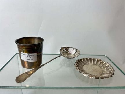 Set di argenteria composto da: 
- una coppetta con