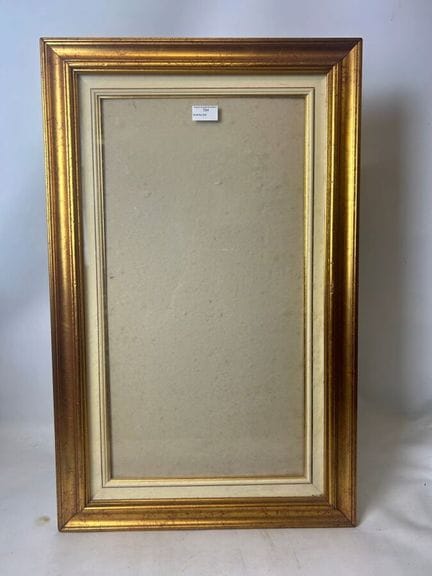 Cornice moderna in legno modanato e dorato. La par
