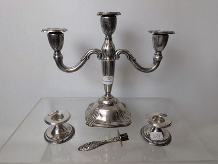 Un chandelier de forme mouvementée, à trois bras d