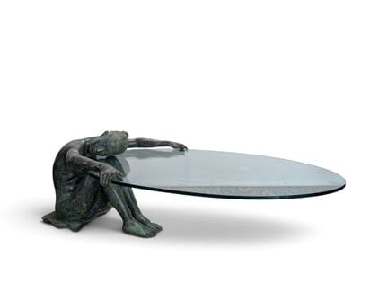 Importante tavolino con la figura di una ragazza i