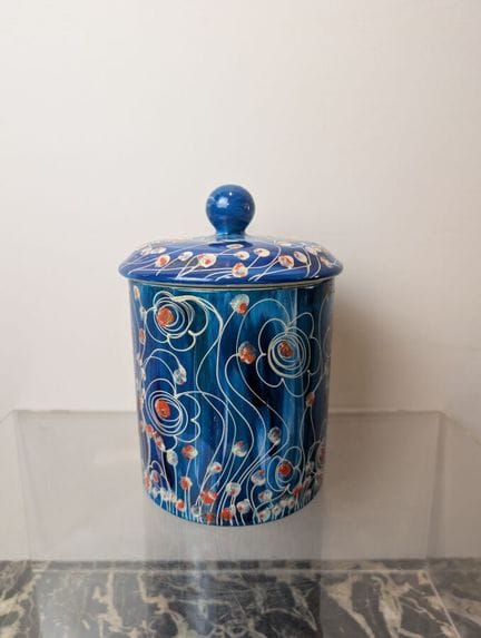 Pot couvert en céramique émaillée polychrome à mot