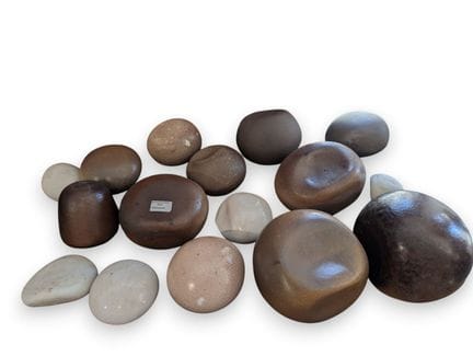 Ricco lotto di ciottoli in ceramica smaltata compo