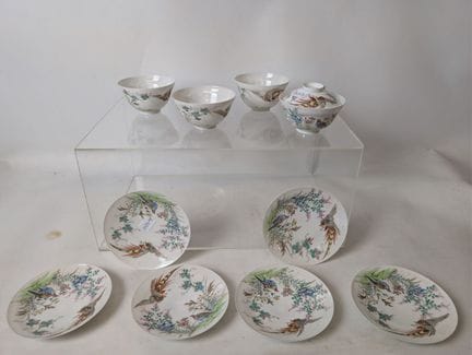 ASIE : Une tasse couverte et sa sous-tasse en porc
