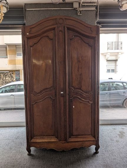 * Armadio a forma di cappello da gendarme in noce 