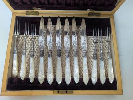 Charmant coffret contenant six fourchettes et six 
