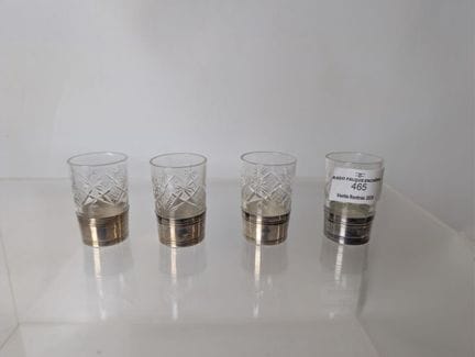 Quatre verres à liqueur en cristal, montures en ar