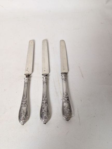 Trois couteaux à fruits, lames en argent poinçon m