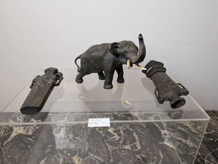 GIAPPONE: Piccolo elefante in bronzo patinato, con