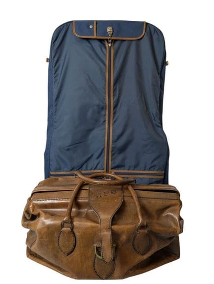 LANCEL: Conjunto compuesto por una funda de viaje 