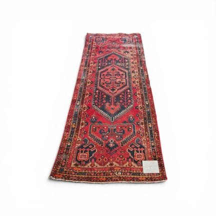 ORIENT : Tapis galerie à décor d'un médaillon cent