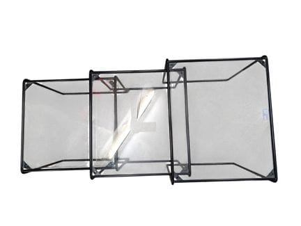 Set di tre tavolini impilabili in metallo laccato 