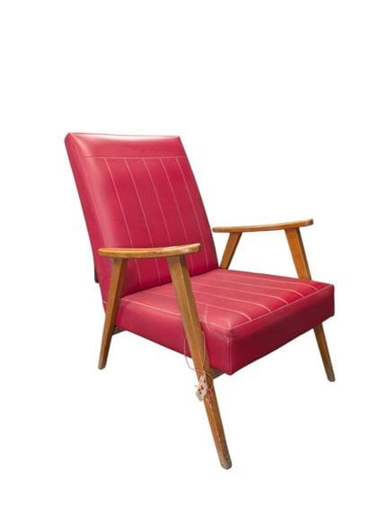 Poltrona in legno naturale e similpelle rossa con 