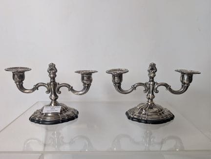 Paire de chandeliers à deux bras de lumière galbés