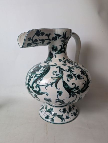 Importante brocca a balaustra in maiolica smaltata