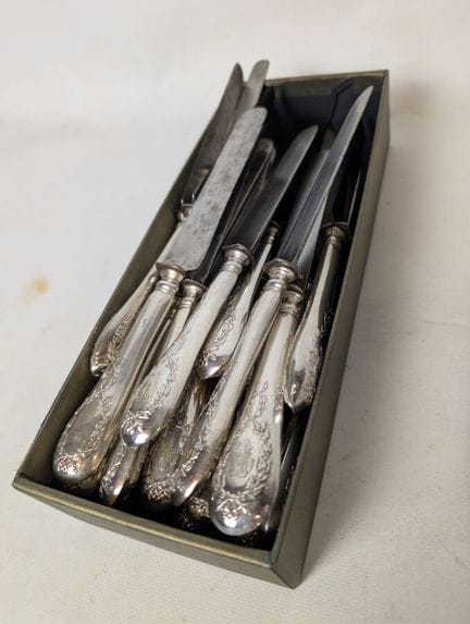 Suite de seize grands couteaux et quinze couteaux 