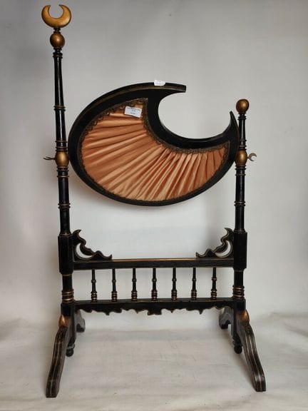 Divertente parafuoco in legno annerito e dorato, c